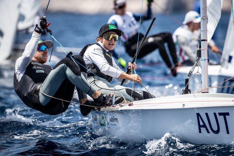 Lara Vadlau und Vorschoter Lukas Mähr zählen in der neugeschaffenen Mixed-Klasse der 470er-Segler zu den Favoriten im Kampf um die Premierenmedaillen der Paris-Spiele. <span class="copyright">World Sailing</span>