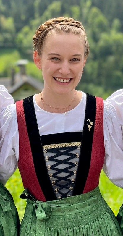 Valentina in der Tracht der Harmoniemusik Wald am Arlberg.