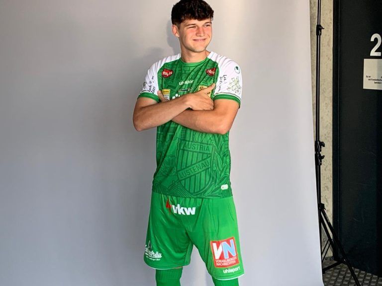 Bereit für die neue Saison: Stefano Surdanovic im neuen Austria-Heimdress. <span class="copyright">Knobel</span>