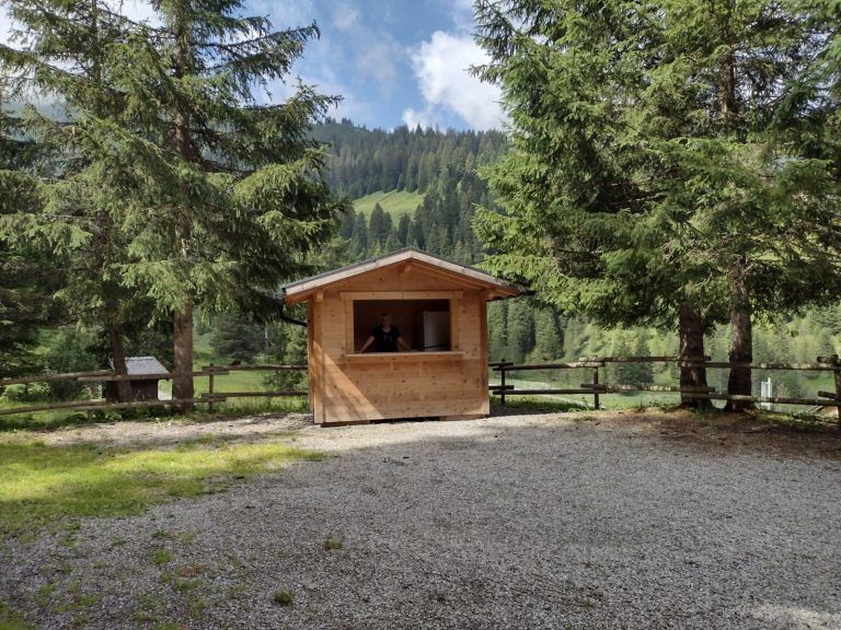 Als die Hütte zum Alpengasthaus Rellstal hinaufgebracht wurde, fehlte die Außenbestuhlung noch.<span class="copyright">Privat</span>