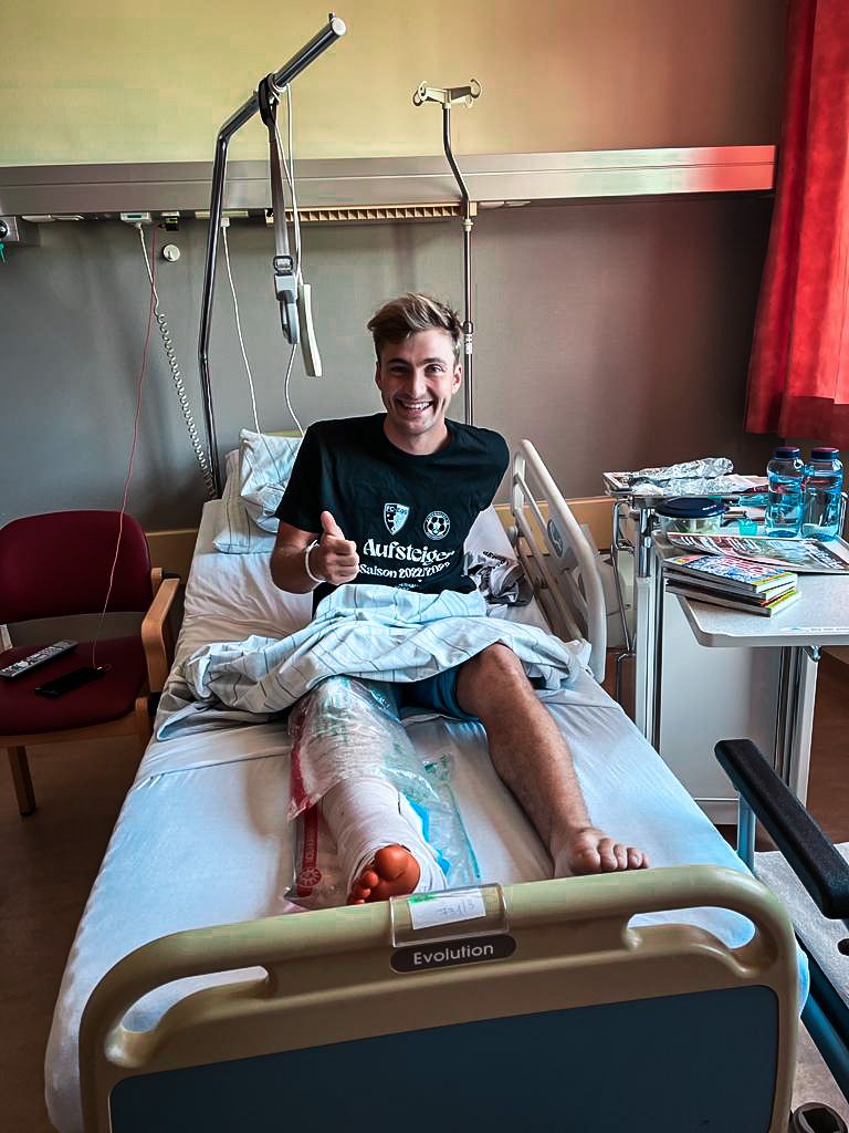 Sandro Immler konnte trotz dick eingepackten Beins nach der Operation schon wieder lachen.