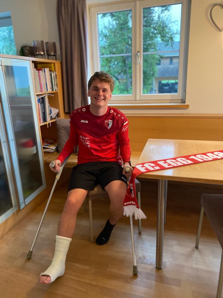 Trotz Knöchelbruch und Krücken kann Tobias Flatz schon wieder lachen.