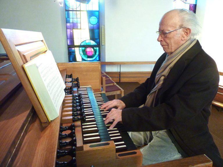 Gebhard Wiederin an der Orgel der Kirche von Altenstadt im Jahr 2011. JU