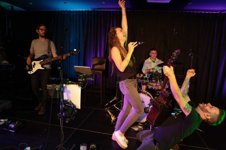 Die Band „Kabelbruch“ in voller Aktion.