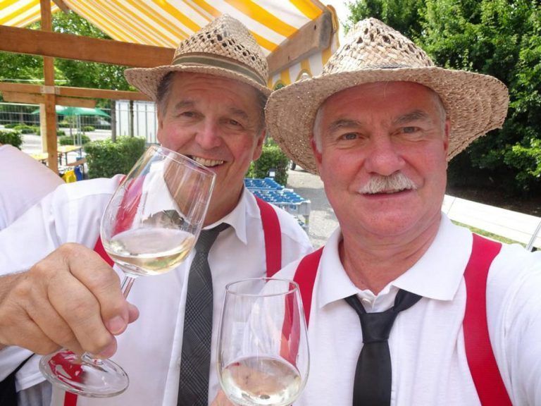 Die Läbbe gsi stoßen auf ein gelungenes Fest an. <span class="copyright">HAPF/3</span>