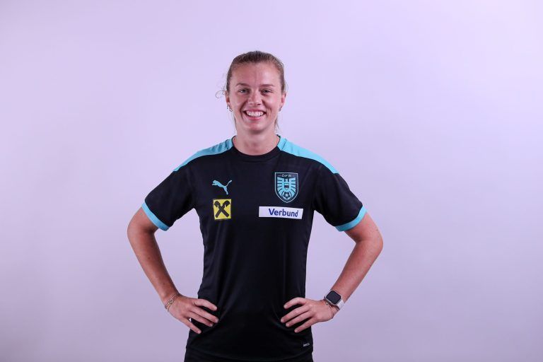 Annalena Wucher kümmert sich um die Datenanalyse der Spielerinnen. <span class="copyright">ÖFB/Tugrul Karacam</span>