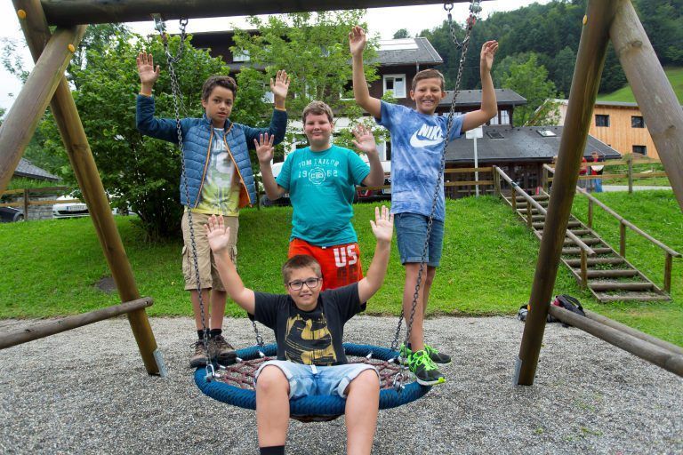 Als noch Betrieb herrschte am Spielplatz des Ferienheims Bolgenach in Hittisau. Fröhliche Kinder, die viel Spaß haben – damit ist es vorbei.<span class="copyright"> VN/Paulisch</span>