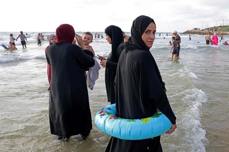 Am zweiten Tag des muslimischen Feiertags Eid al-Adha versammeln sich Menschen aus Palästina am Strand der israelischen Küstenstadt Tel Aviv. AFP