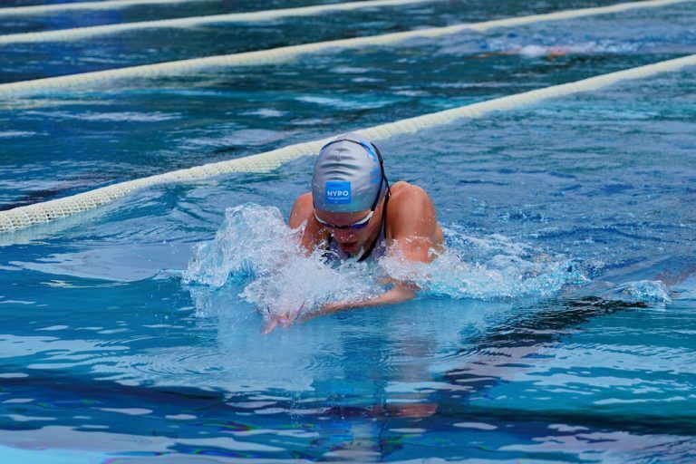 Anabel Huth war mit zwölf Titeln die überragende Teilnehmerin bei der Landesmeisterschaft, holte sich Rang eins in der Pokalwertung und erzielte über 100 m Brust eine neue Vorarlberger Jugendbestleistung. <span class="copyright">Antal Huth</span>
