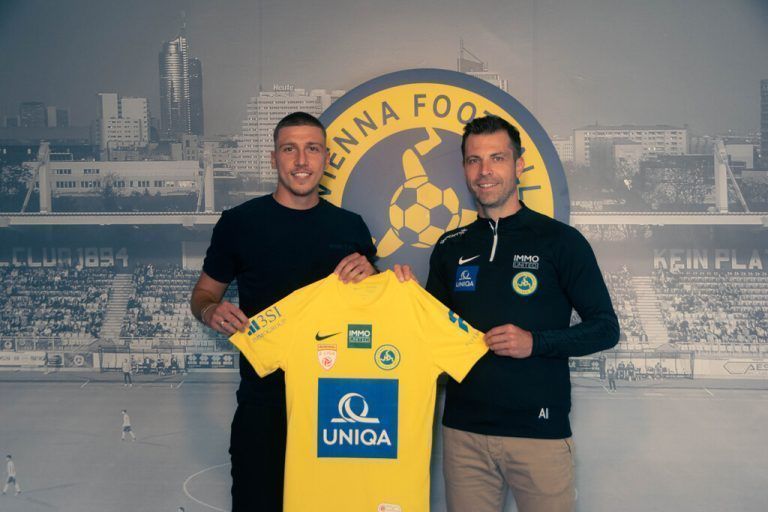 Anes Omerovic mit Vienna-Sportdirektor und Ex-Nationalspieler Andreas Ivanschitz.Klub