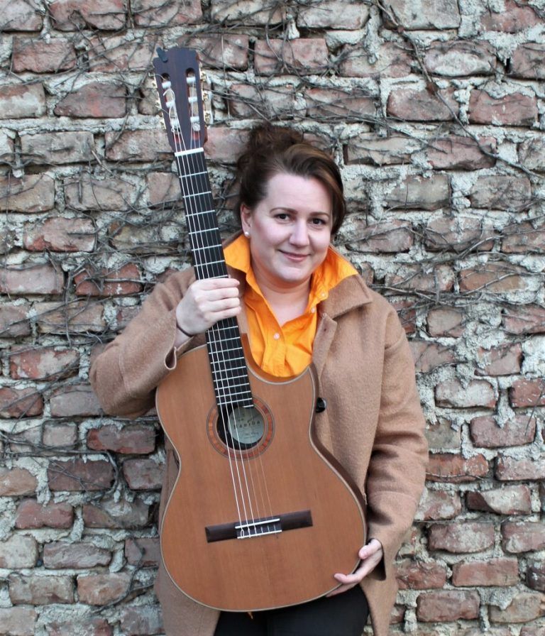Angela Mair ist mit einem Kinderkonzert sowie bei der „Songwriter’s Night“ dabei. em