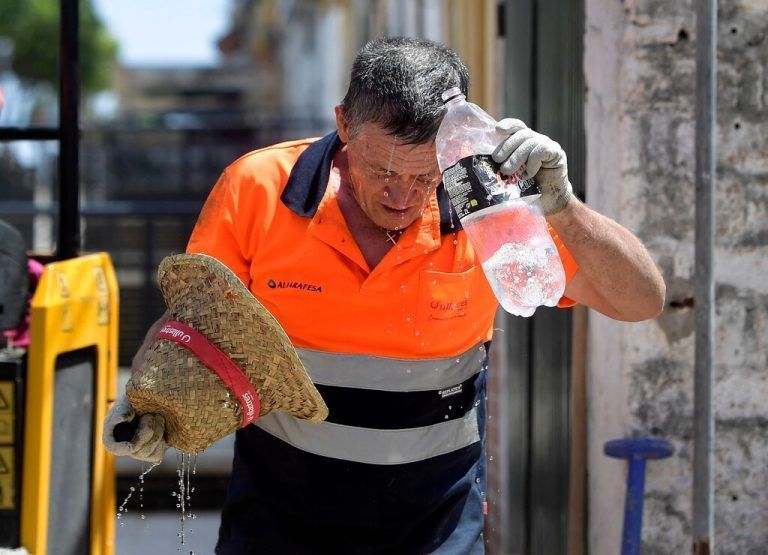 Anhaltende Hitzewelle: Dieser Arbeiter kühlt sich in Sevilla in der südspanischen Region Andalusien ab. AFP