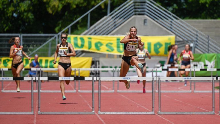 Anna Mager (l.) wurde Vizemeisterin über 400 m Hürden hinter Lisa Pressler. GEPA