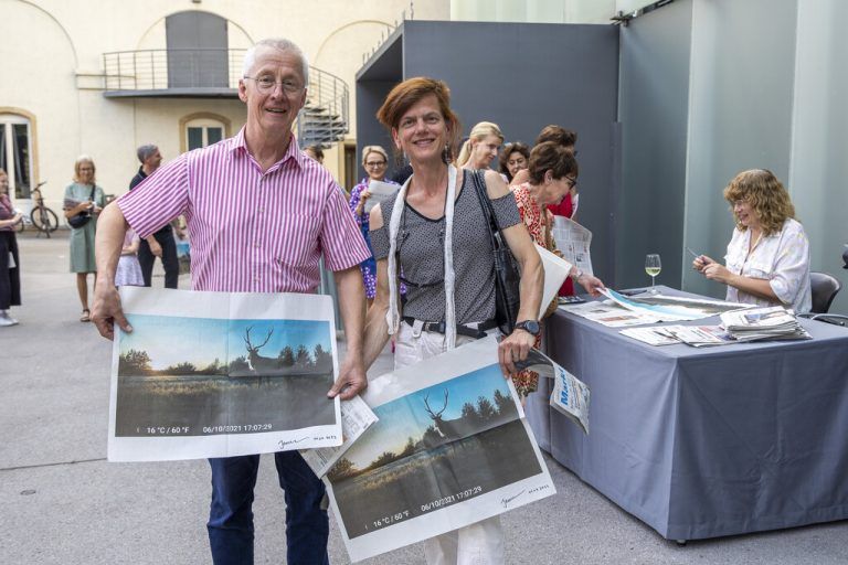 Auch Uta Belina Waeger und Erhard Witzel kamen, um sich ihre signierte VN-Panoramaseite zu sichern.