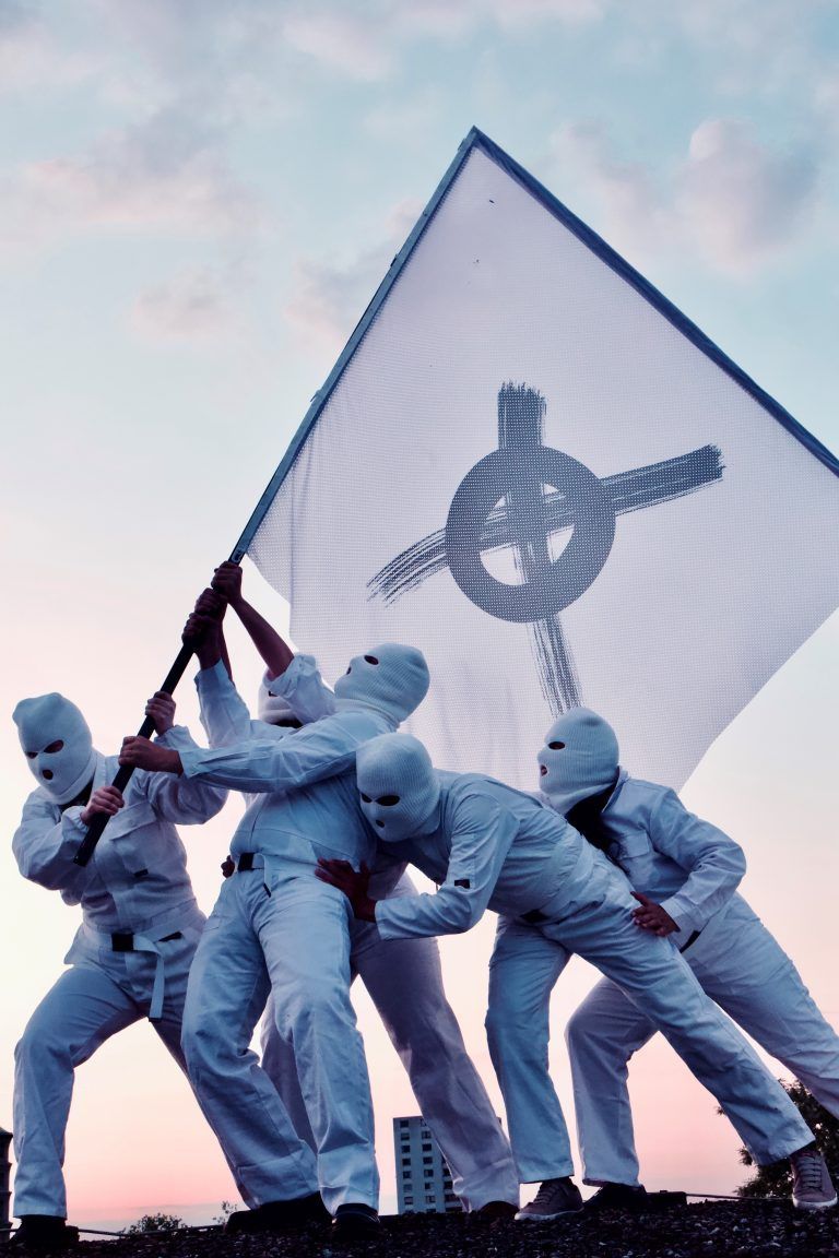 Die Inszenierung verspricht eine dadaistische Kunstübung zu werden.