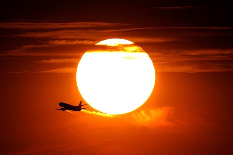 Bei Sonnenuntergang hebt ein Flugzeug vom Sky Harbor International Airport in Phoenix im US-Bundesstaat Arizona ab.  AP