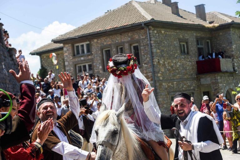 Beim Galičnik-Hochzeitsfest in der Gemeinde in Nordmazedonien reitet eine Braut auf einem Pferd. AFP