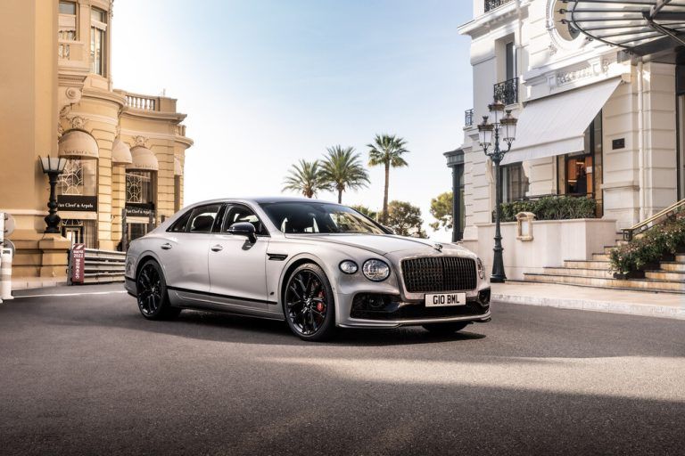 Bentley Flying Spur Hybrid: Das 5,316-Meter-Flaggschiff der Luxus-Schmiede mit Sitz in Crewe, England, startete zunächst als W12, setzte als V8 fort und kann nun auch ein Plug-In-Hybrid sein, mit 2,9-l-V6-Benziner, E-Aggregat, 4x4-Antrieb und 544 PS. Der Preis: ab 214.550 Euro (netto).