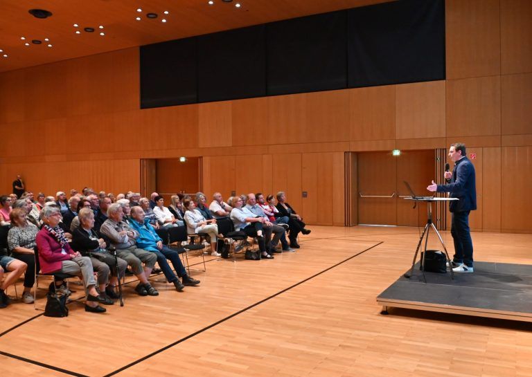 Bürgermeister Markus Giesinger gab den interessierten Gästen Eindrücke vom neuen Paulihaus. <span class="copyright">Gemeinde Altach</span>