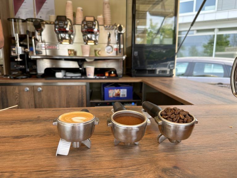 Die gelernten Baristas beziehen ihre Kaffeebohnen aus Südamerika.