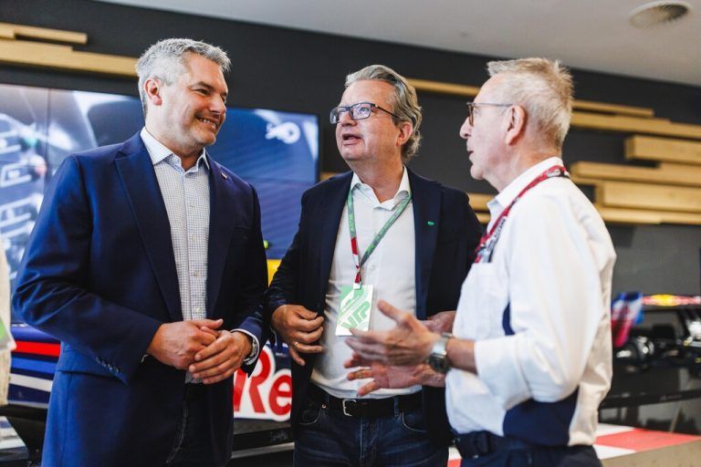 Bundeskanzler Karl Nehammer (l.) im Gespräch mit Erich Wolf (Red Bull Ring) sowie Landeshauptmann Christopher Drexler.gepa