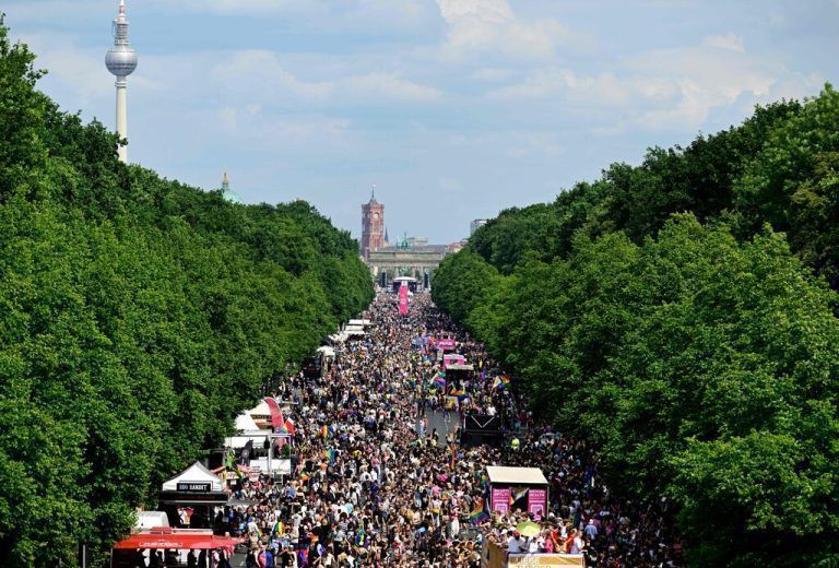 Bunt, laut und friedlich: Beim Christopher Street Day waren in Berlin Hunderttausende Menschen auf den Straßen. AFP