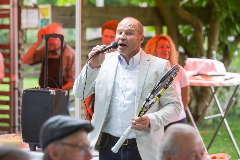 Für "Ma hilft" versteigerte Marc Girardelli ein Tennis-Racket von Rafael Nadal. <span class="copyright">VN-SAMS</span>