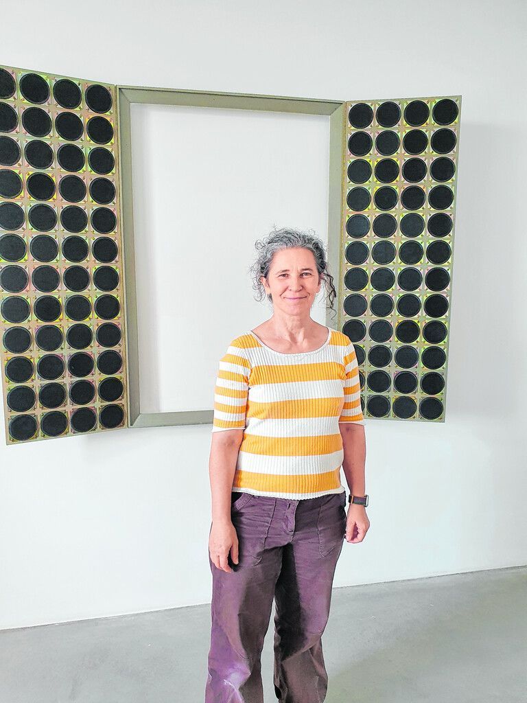 Clara Oppel vor ihrer Arbeit „Sfumato“ im Bildraum Bodensee. Schiretz (2)