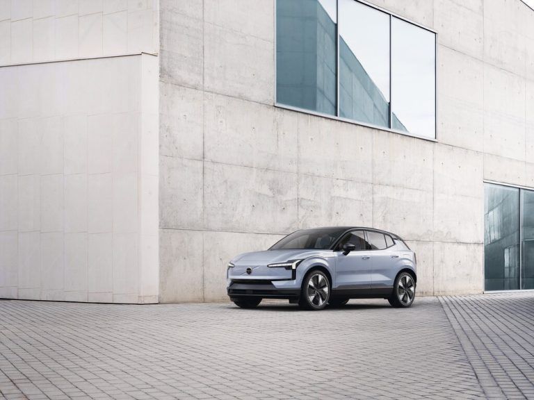 Cool und stylish – so kommt der neue, ab nächstem Jahr erhältliche Volvo EX 30 daher. Vor allem ein jüngeres Publikum dürfte sich angesprochen fühlen. Den Einstieg bildet eine Single-Motor-Variante mit 272 PS und 52-kWh-Batterie mit 344 Kilometer Reichweite. Darüber angesiedelt ist eine Version mit 69 kWh und 480 Kilometer Reichweite. Das Topmodell mit zwei E-Motoren und Allradantrieb leistet 428 PS.