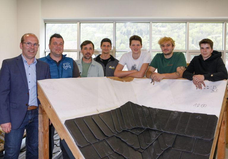 Dachdecker Beim Lehrlingswettbewerb der Dachdecker in Hallein, der zusammen mit Salzburg ausgetragen wurde, konnte sich Jakob Pirsching (Peter GmbH) den ersten Platz sichern. Der zweite Platz ging an an Niklas Hartmann (Peter GmbH) vor Angelo Hutter (Hagspieldach). wkv