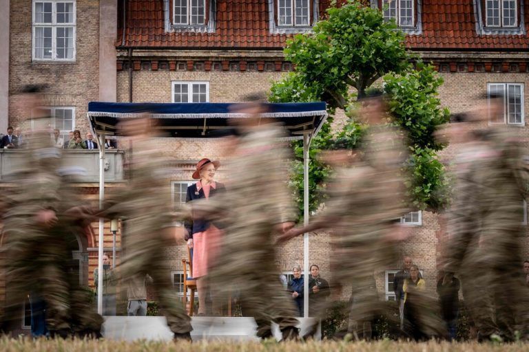 Dänemarks Königin Margrethe II. nimmt an der Jubiläumsparade und der Übergabe der Königinuhr in der Livgardens Kaserne in Kopenhagen teil. Die Uhr wird von der Königin an einen Gardisten verliehen, der sich als besonders guter Kamerad und geschickter Soldat erwiesen hat. AFP