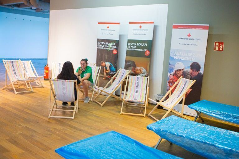 Das Cooling Center ist klimatisiert und mit Liegestühlen möbliert. Rotes Kreuz, VN/Steurer