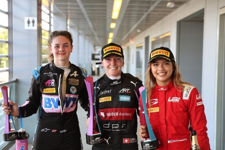 Das Siegertrio von Lauf zwei, von links: Abbi Pulling (England), Siegerin Lena Bühler aus der Scheiz und Bianca Bustamante von den Philippinen.Noger