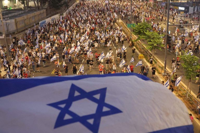 Demonstranten hissen die israelische Flagge, während einer sie in Tel Aviv gegen den Jusizreformplan der Regierung demonstrieren. AFP