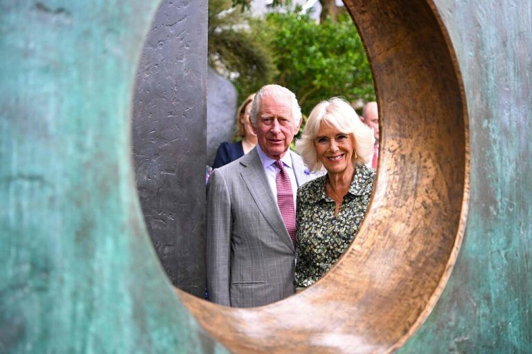 Der britische König Charles III. und Königin Camilla besichtigten den Skulpturengarten des Barbara Hepworth Museum in Cornwall. AFP