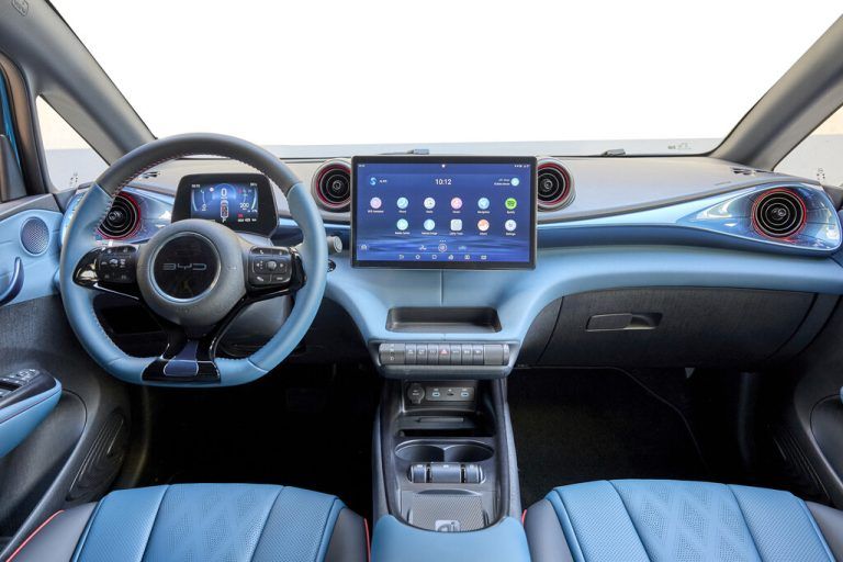 Der drehbare 12,3-Zoll-Touchscreen samt Navigation ist serienmäßig.