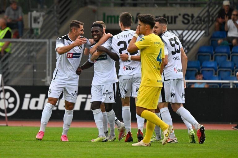 Der Ex-Altacher in Diensten der Vienna, Daniel Luxbacher, kann es nicht fassen: Aufsteiger SW Bregenz feiert einen absolut verdienten 2:0-Heimsieg beim Comeback in der Bundesliga.gepa