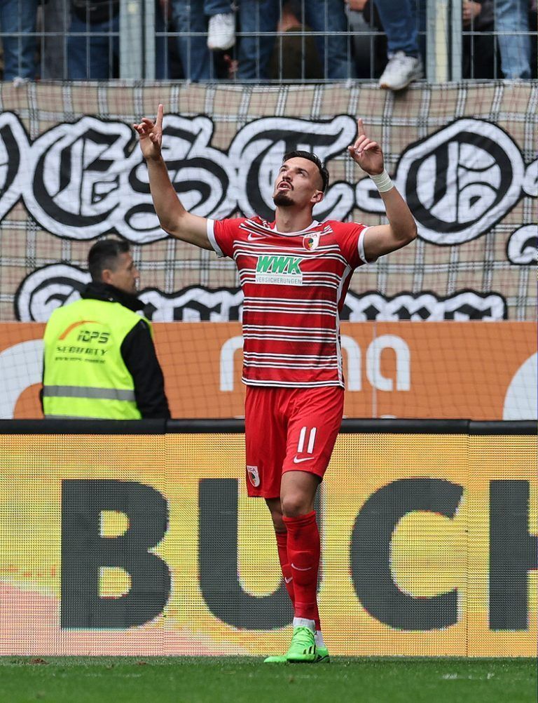 Der Ex-Altacher Mergim Berisha (FC Augsburg) hofft auf einen großen Klub.gepa