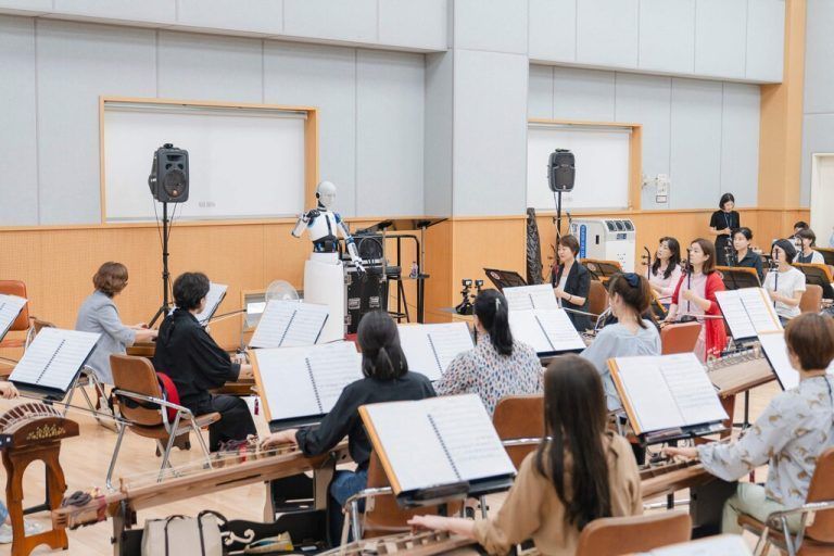 Der in Südkorea hergestellte Roboter „EveR 6“ dirigiert Musiker des Koreanischen Nationalorchesters während einer Übungsstunde in Seoul. National Theater of Korea/AFP