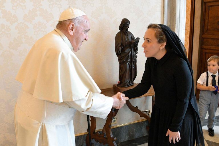 Der Papst empfängt Stella Assange, die Frau von WikiLeaks-Gründer Julian Assange, zu einer Privat­audienz. Handout/VATICAN MEDIA/AFP