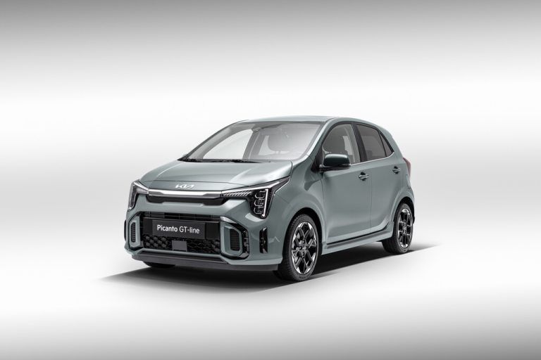 Der überarbeitete Kia Picanto kommt im Sommer 2024 auf den Markt. Zu erkennen ist der Kleinstwagen an neuer Front im aktuellen Markenlook samt schmalen Voll-LED-Scheinwerfern. Digitale Instrumente ersetzen herkömmliche Ziffern und Zeiger, serienmäßig wird ein acht Zoll großes Infotainmentsystem inklusive Online-Navigation montiert. An Abmessungen, Motorisierung und Platzangebot ändert sich wenig.