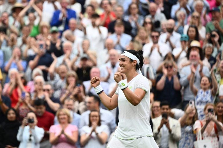 Die Fäuste geballt, das Grinsen im Gesicht: Die Tunesierin Ons Jabeur steht im Finale des Rasen-Klassikers von Wimbledon.apa