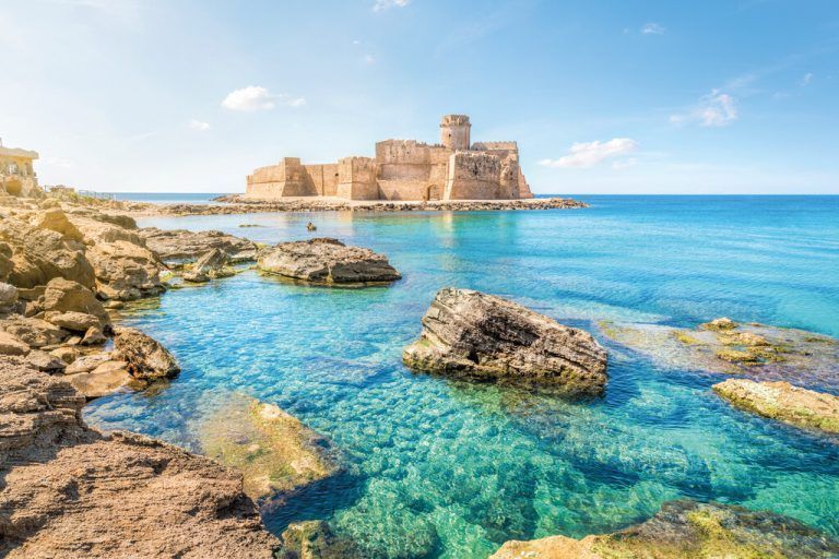 Die Festung im Meer vor der Gemeinde Le Castella im Osten gehört zu den Sehenswürdigkeiten Kalabriens. Shutterstock (6)