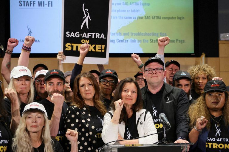 Die Hollywood-Schauspieler, darunter Fran Drescher (M.) schlossen sich dem Streik der Drehbuchautoren an. Reuters