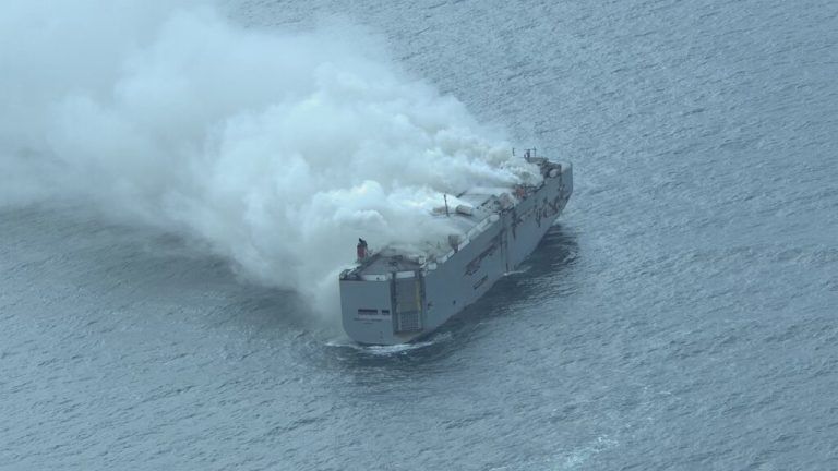 Die Küstenwache fürchtet, dass das Schiff noch Tage oder Wochen brennen könnte.