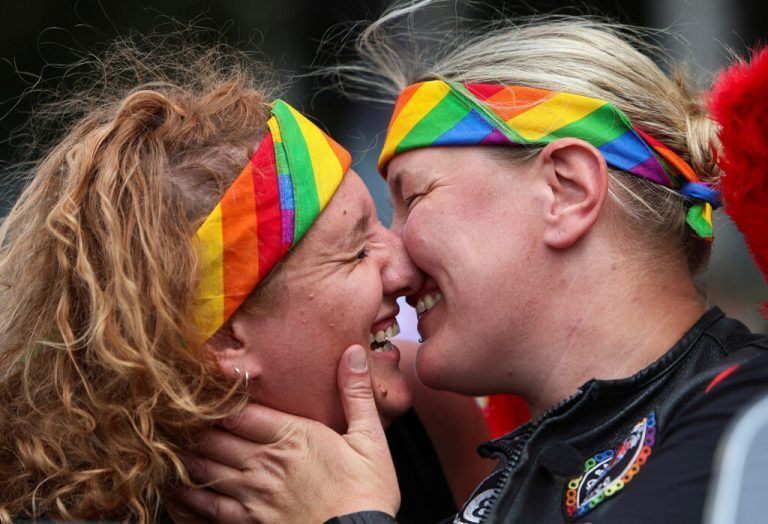 Die Liebe zelebrieren auch Max Donahue und Georgia Marks bei der britischen Pride-Parade in der Hauptstadt London. REUTERS