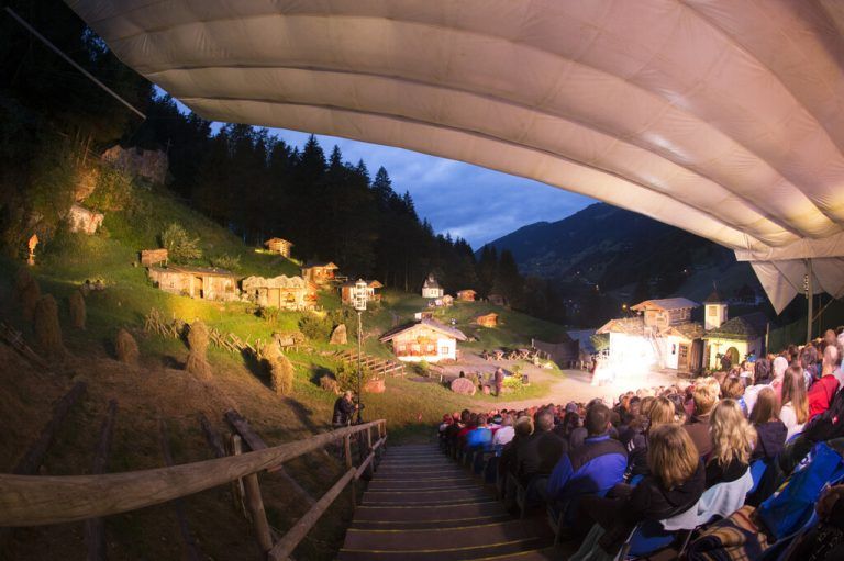 Die Montafoner Sagenfestspiele finden vor imposanter Kulisse auf der Freilichtbühne in Silbertal statt.
Patrck Säly/Montafon Tourismus