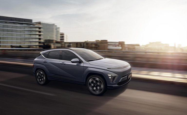 Die neue Generation des Hyundai Kona EV beherrscht das bidirektionale Laden. Zunächst in Form der sogenannten „Vehicle to Load“-Funktion (V2L), dem Versorgen externer Geräte über die Traktionsbatterie. So lassen sich zahlreiche 230-Volt-Verbraucher auch ohne Netzanschluss betreiben – vom E-Bike-Ladegerät bis zu elektrischem Werkzeug. Bislang war die Technik bei den Koreanern den größeren Ioniq-Modellen vorbehalten.