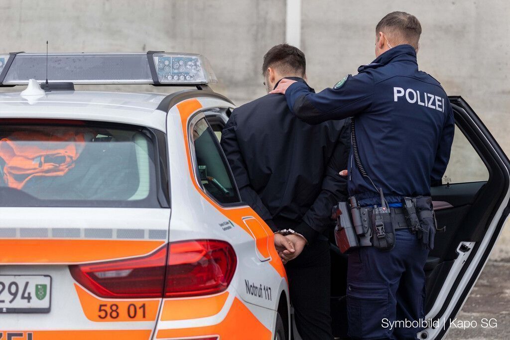 Pfefferspray und jugendliche Verfolger: Festnahme in St. Gallen eskaliert