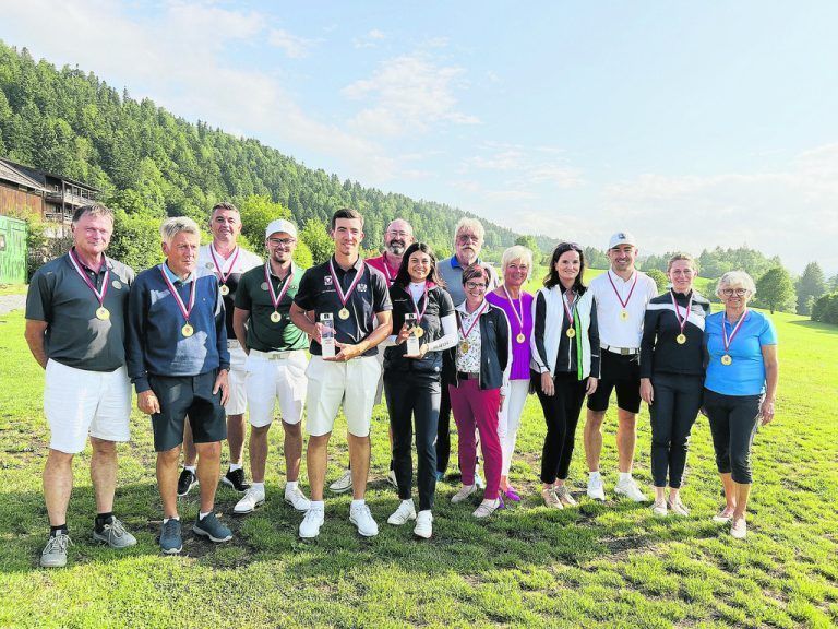 Die Titelträger in den einzelnen Klassen bei der Golf-Landesmeisterschaft mit den Overall-Tagessiegern Michael Rauscher und Chantal Düringer (Bildmitte). VGV
